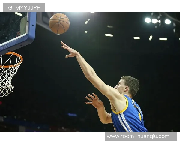 库里赞桑托斯关键时刻发力尽管前三节未上场表现依然出色